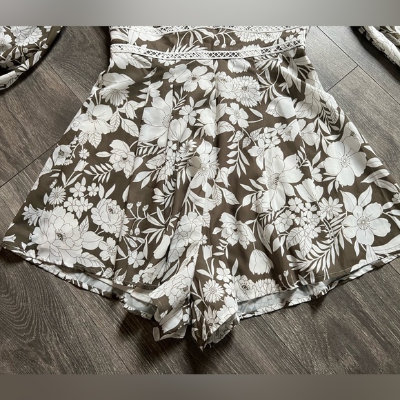 One and Only Collective Muted Green & White Floral Plunge Romper. Size S - Picture 4 of 13